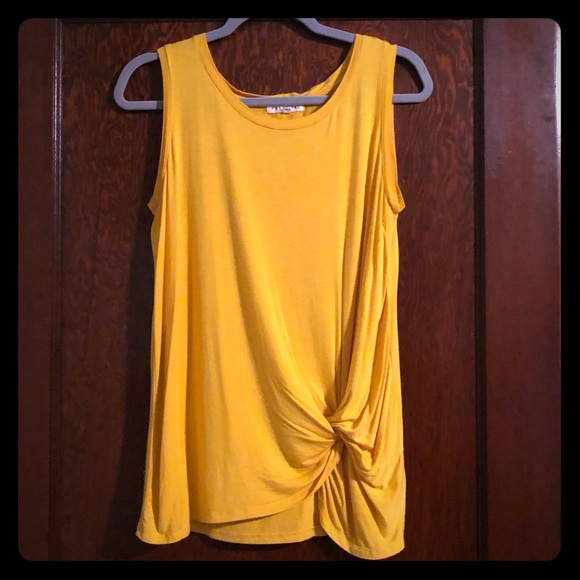 retrology Tops - NWOT! Gorgeous tank with side knot 😍